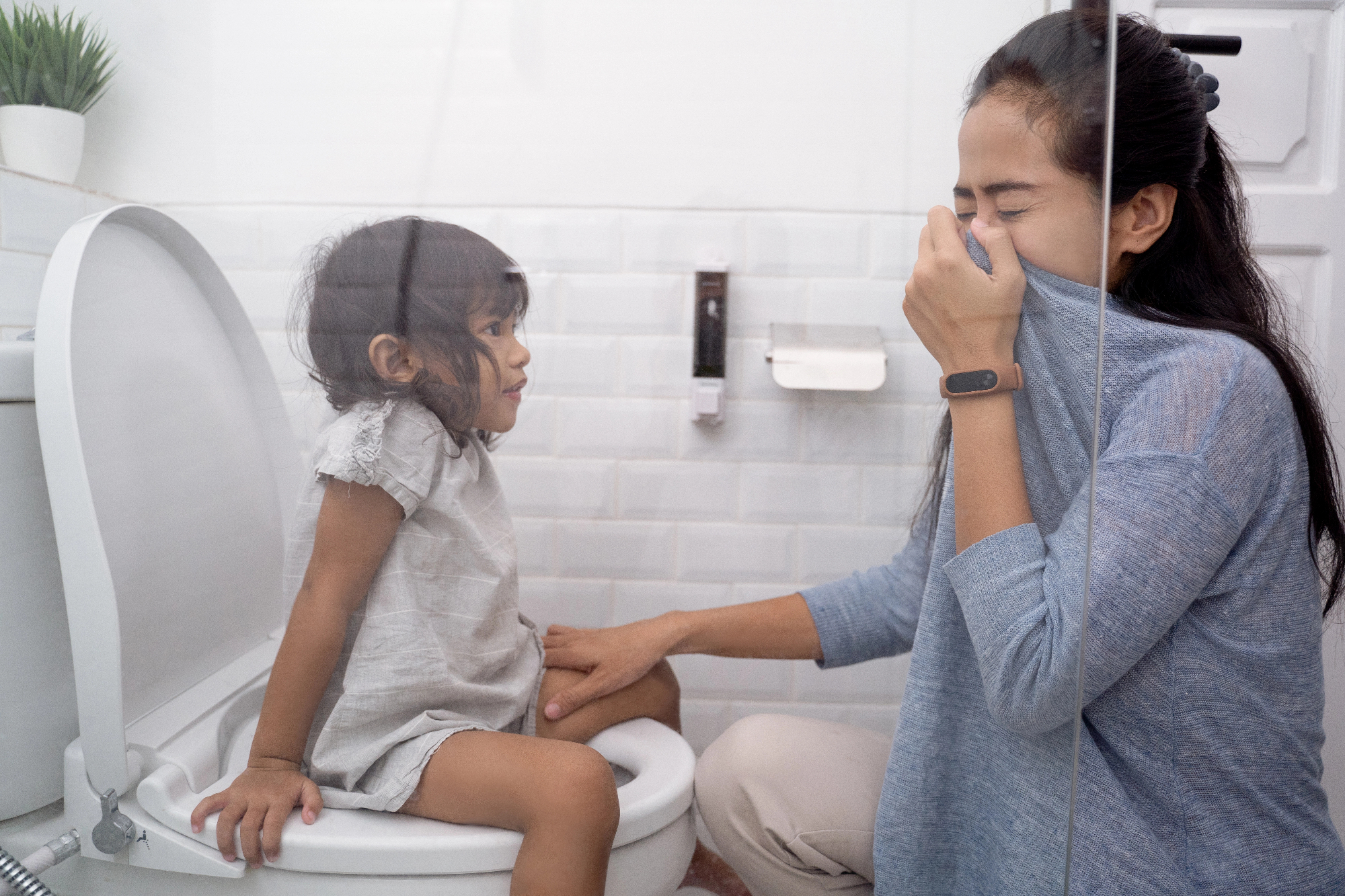 Pri sosedi se širi smrad v kopalnici iz starih razpokanih cevi